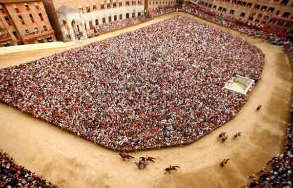 Piazza del Campo gremita, il giorno del Palio di Siena