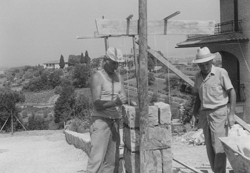 Foffo Donzellini (a sinistra) e Liseo Nencioni lavorano intorno alla loro abitazione al Poggio.