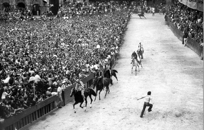 Il video del Palio del 2 luglio 1975