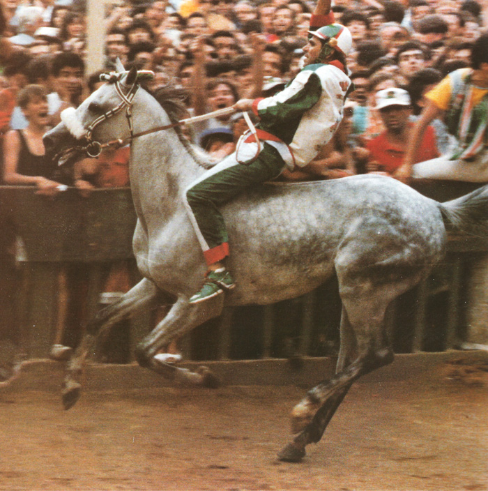 Il video del Palio del 2 luglio 1985