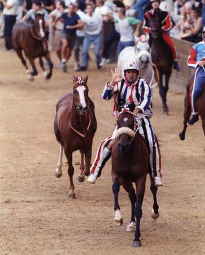 Il video del Palio del 2 luglio 2000