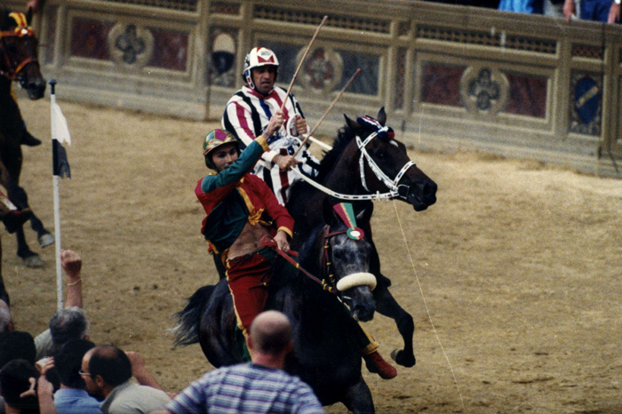 Il video del Palio del 16 agosto 2001