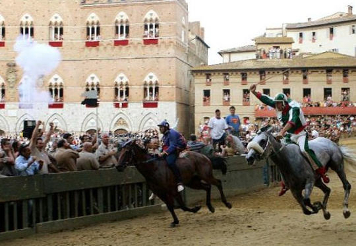 Il video del Palio del 2 luglio 2007