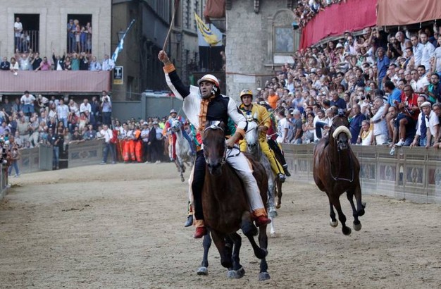 L'arrivo di Jonathan Bartoletti detto Scompiglio al Palio di Siena dell'Assunta 2016 vittorioso nella Contrada della Lupa