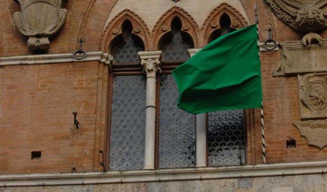 Esposta la bandiera verde a Palazzo Pubblico - Prova annullata