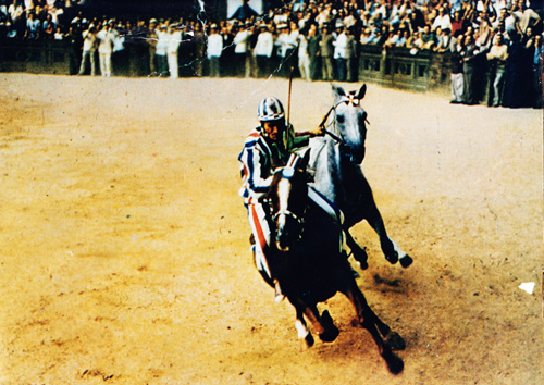 Arturo Dejana nel palio del luglio 1966
