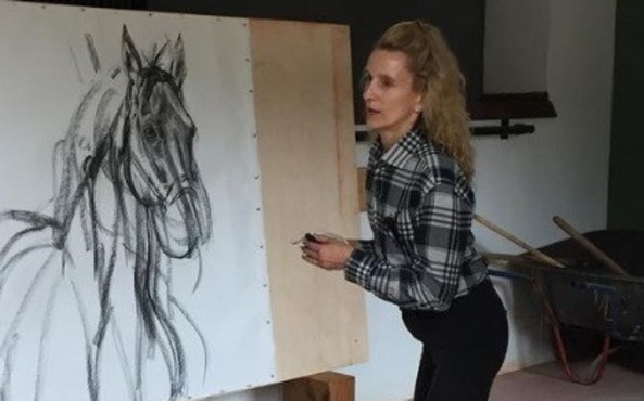 Emma Seargent è la pittrice del drappellone del Palio di Siena del 2 luglio 2022.