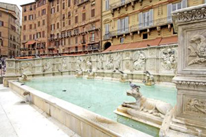 Siena, Piazza del Campo, La Fonte Gaia opera di Tito Sarrocchi