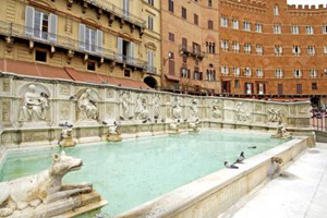 Siena, Piazza del Campo, La Fonte Gaia opera di Tito Sarrocchi