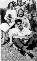 Lina, Gina, zio Carlo e la Scheggi in giardino 18.8.1926