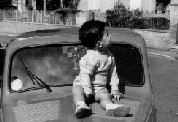 babbo sul cofano di una Topolino 1956?