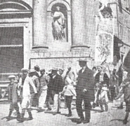 contradaioli dell'Oca dietro il Palio