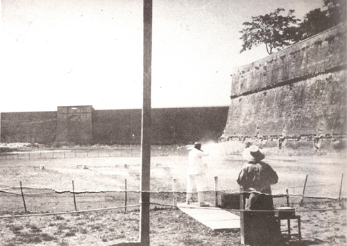 Tiro al piccione (1904). Sullo sfondo le mura poi abbattute