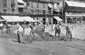 In the past, this is how the dirt for the race-course was spread on the pavement of the Piazza