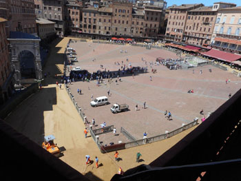 La stesura del tufo in Piazza del Campo a Siena in occasione del Palio di Siena
