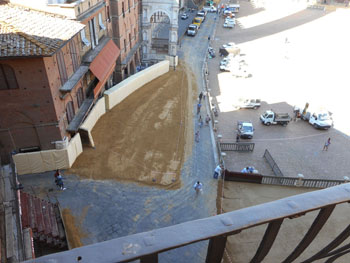 La stesura del tufo in Piazza del Campo a Siena in occasione del Palio di Siena