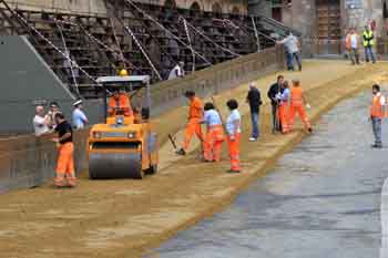 La stesura del tufo in Piazza del Campo a Siena in occasione del Palio di Siena