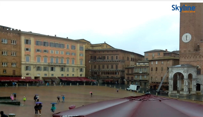 La webcam online in diretta con le immagini di Piazza del Campo